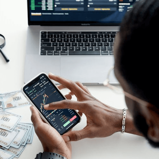 Háló Finthra kripto befektetési szakértők csapata